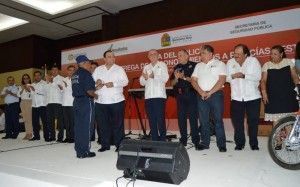condecoran a policias